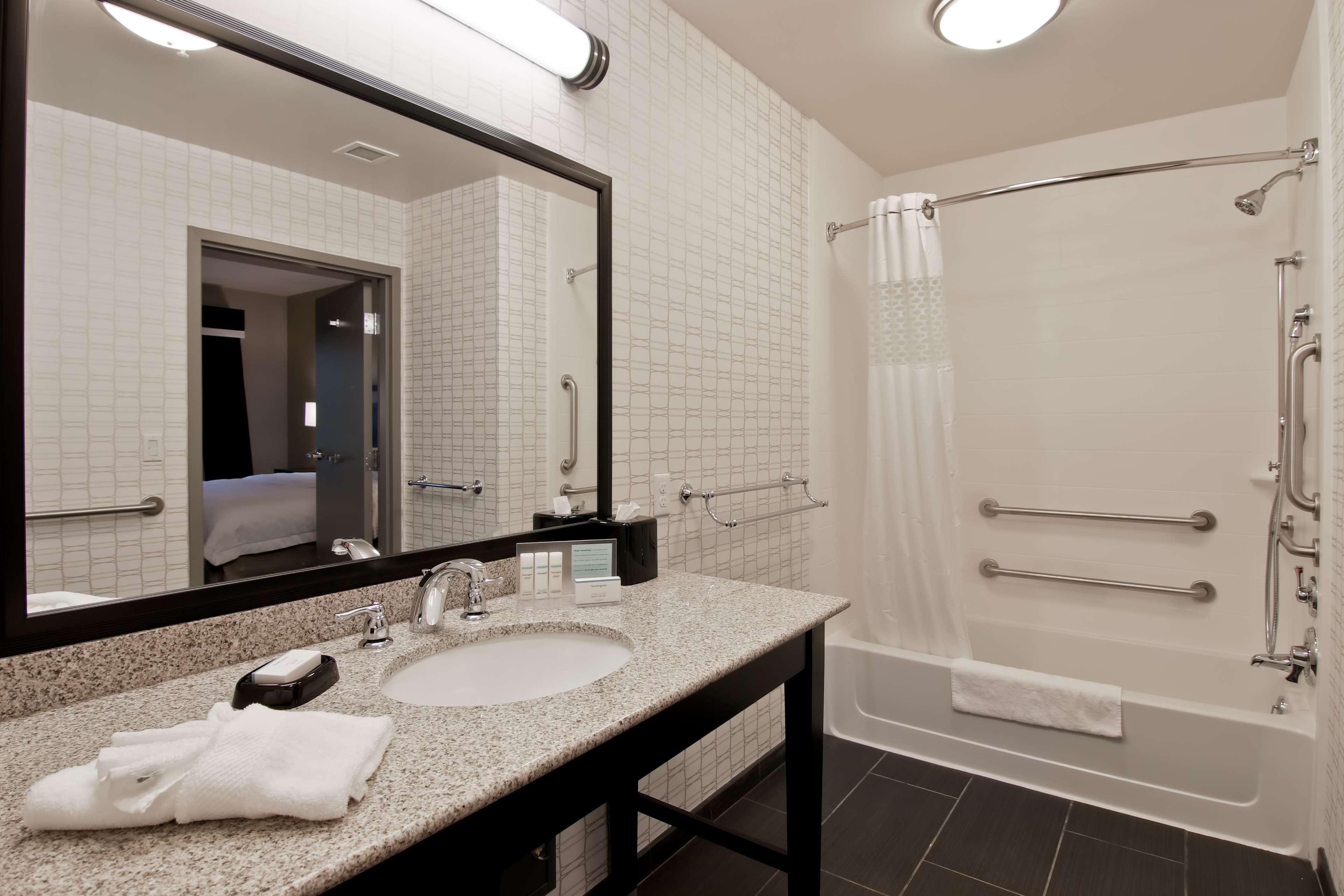 Hampton Inn & Suites Bellevue Downtown/Seattle מראה חיצוני תמונה