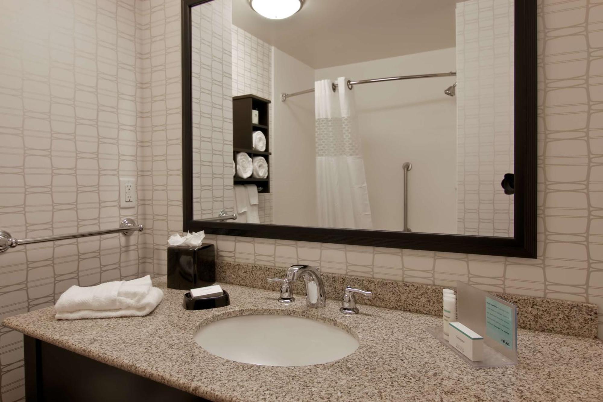 Hampton Inn & Suites Bellevue Downtown/Seattle מראה חיצוני תמונה
