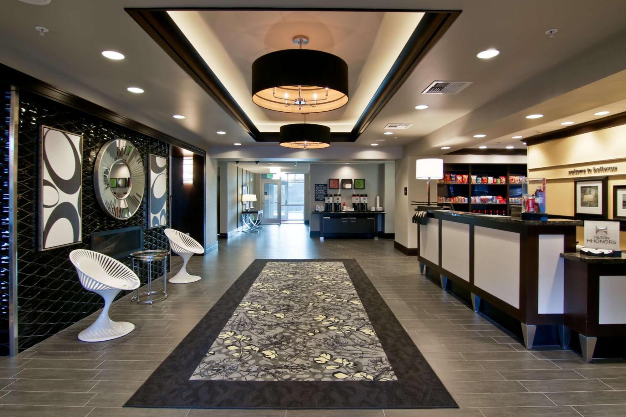 Hampton Inn & Suites Bellevue Downtown/Seattle מראה חיצוני תמונה
